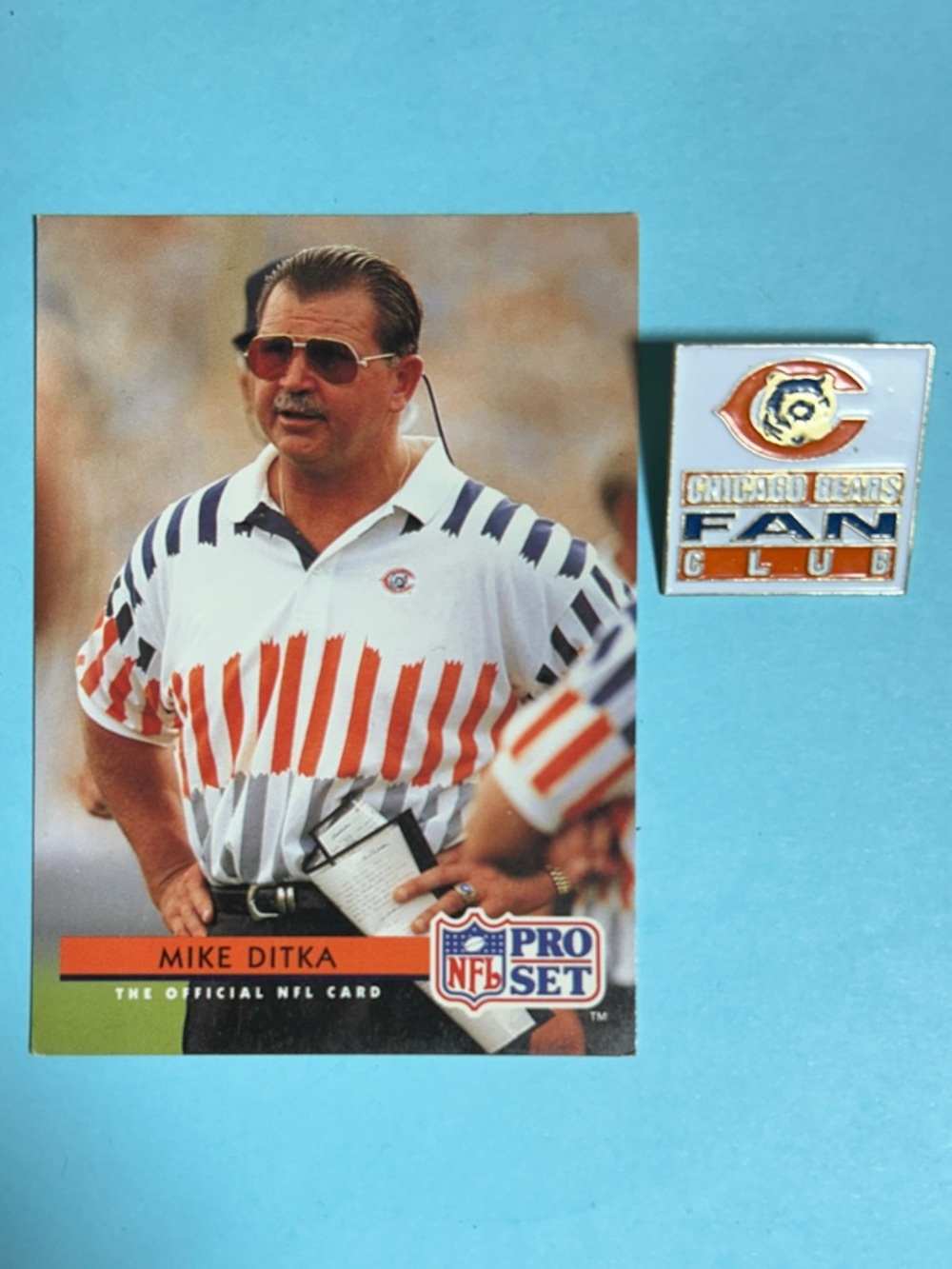 Chicago Bears Fan Club pin & 1992 Pro Set Mike Ditka Head Coach card #126
